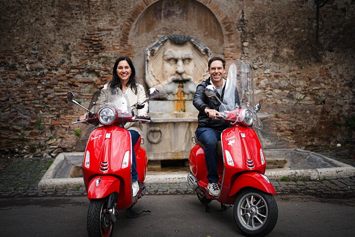 Rome: Vespa Tour with Professional Photoshoot