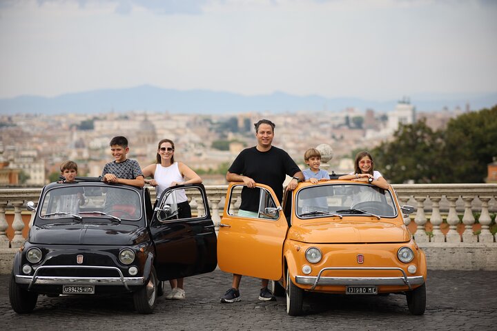 La Dolce Vita Photoshoot in Rome aboard a Vintage Fiat 500