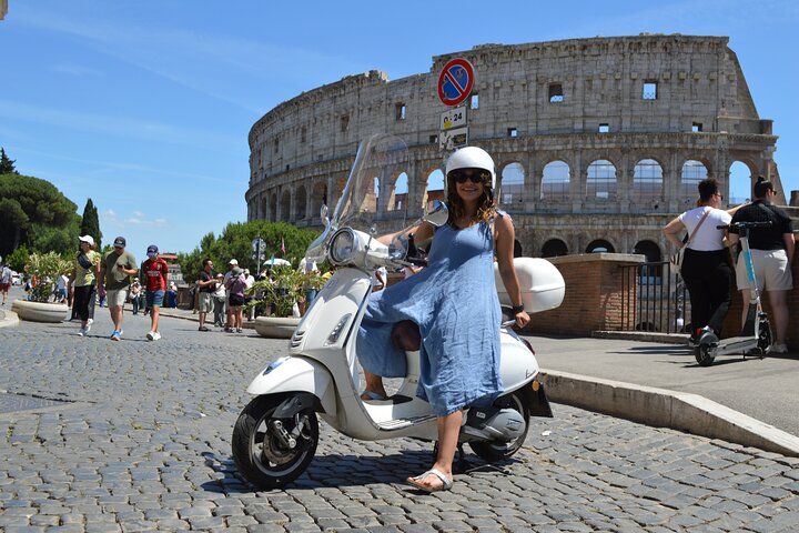 Vespa Tour with Photoshoot in Rome
