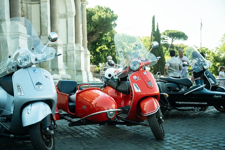 Private Vespa Sidecar Tour of Rome with Hotel Pickup and Prosecco