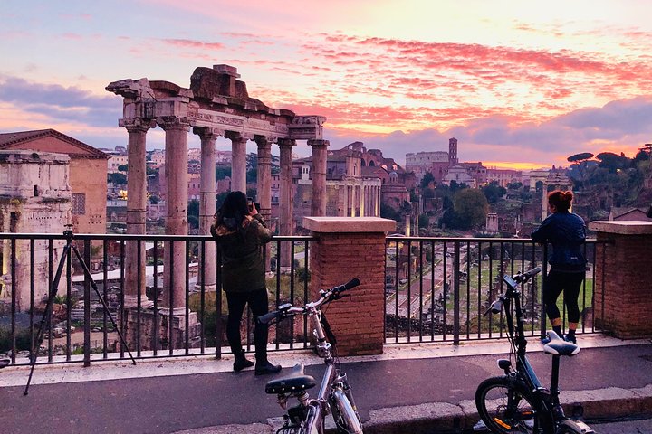 Sunrise in Rome: E-Bike tour with Italian Breakfast