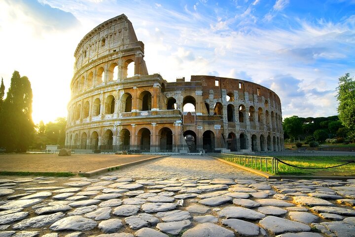 Colosseum with Arena, Forum & Trevi Fountain Group Tour at Sunset