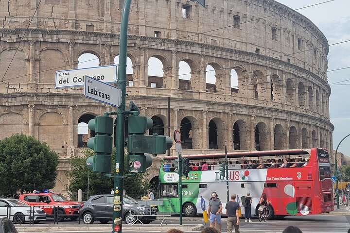 Colosseum Express Guided Tour with Access to Ancient Rome