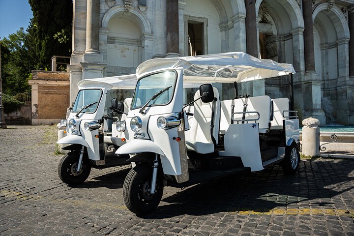 Rome Tuk-tuk Tour with Hotel Pickup and Prosecco