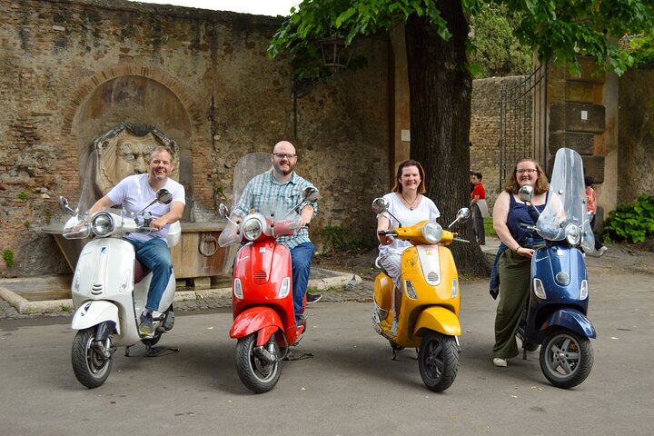 Rome Vespa tour with Pro Photographer
