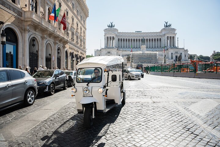 Rome 2h Tuk-tuk Tour with Prosecco & Hidden Gems